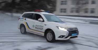 Дрифт и слалом: украинские полицейские показали свое водительское мастерство (видео)
