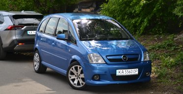 Маленькая семейная ракета: в Киеве засветился необычный заряженный Opel (фото)