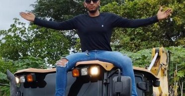 Набридло чекати: п'яний хлопець розчистив собі виїзд зі стоянки за допомогою екскаватора (відео)