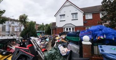 Сусіди живуть у пеклі: чоловік-клептоман розвів сміттєзвалище біля свого будинку (фото)