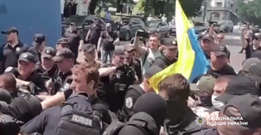 Сутички на "КиївПрайд": військовий вдарив поліцейського по голові протезом (відео)