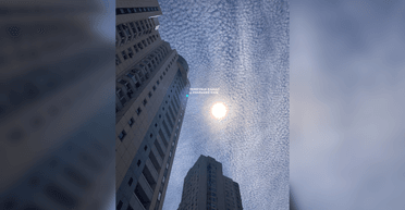 "Неймовірна краса": у небі над Києвом помітили незвичне явище (фото)