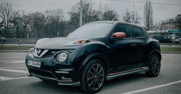 Маленькая ракета: в Киеве засветился редкий заряженный кроссовер Nissan (фото)