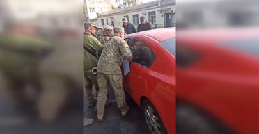 В Одессе работники ТЦК брали "штурмом" автомобиль: водитель провез одного из них на капоте (видео)