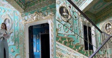 "Лувр в підʼїзді": звичайний будинок у Києві вражає красою всередині (фото)