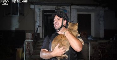 Массированная атака по Одессе: ГСЧС спасла людей и животных из квартир в пламени (фото, видео)