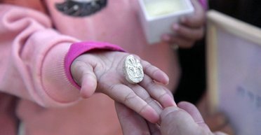 3-річна дівчинка підібрала камінь, який виявився стародавнім амулетом (фото, відео)