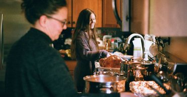 Что нельзя делать в гостях: народные приметы и суеверия