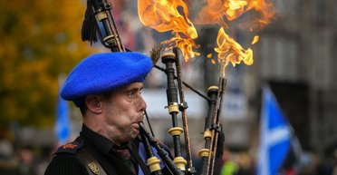 Волынщики в Шотландии, "Трехцветные стрелы" в Италии и смог в Индии. Главные фото недели