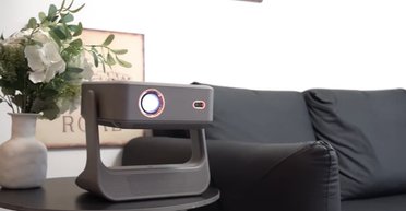 Заменит телевизор: представлен "умный" 4K-проектор для стены и потолка (видео)