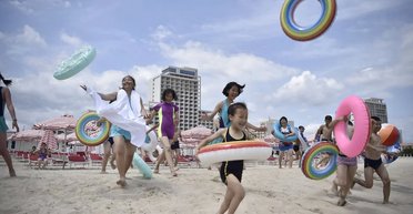 Притворяются туристами и готовят бородинский хлеб с углем: россиянки рассказали об отдыхе на курорте в КНДР