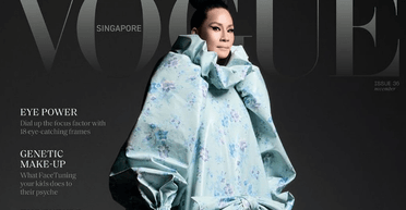 Люсі Лью в шикарному вбранні Balenciaga прикрасила обкладинку сінгапурського Vogue (фото)