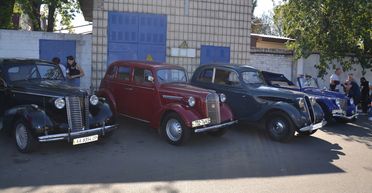 В Киеве открылся масштабный фестиваль ретроавто Old Car Land (фоторепортаж)