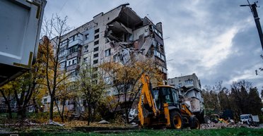 Двух людей нашли под завалами многоэтажки в Хмельницком (фото)