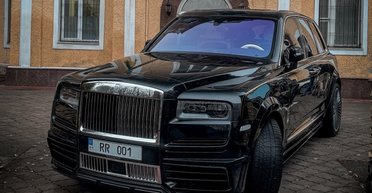 В Киеве заметили дорогой кроссовер Rolls-Royce с ярким тюнингом (фото)