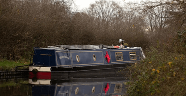 "Переезжаем дважды в месяц": пара сменила дорогую квартиру на просторную лодку (фото, видео)
