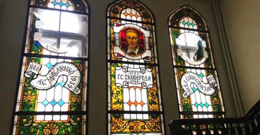 "Сковорода защищает нас": только один витраж уцелел после ракетного удара по Харькову (фото)