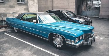 Із 7,7-літровим V8: в Україні на паркінгу припадає пилом розкішний Cadillac 70-х (відео)
