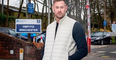 Мужчина пришел похвастаться друзьям новыми зубами, но был заключен в тюрьму: что он с ними сделал