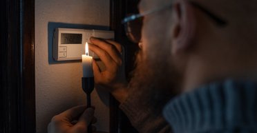 Графіки відключення електроенергії на 3 грудня: де найдовше завтра не буде світла і кому пощастить