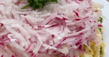 Салат із редискою: рецепт легкої та ситної весняної страви