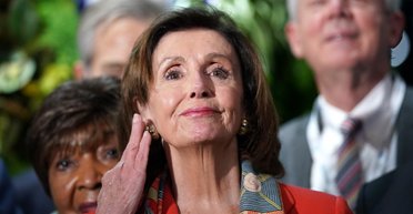 Стиль та модні звички Ненсі Пелосі: що носить "залізна леді" Америки