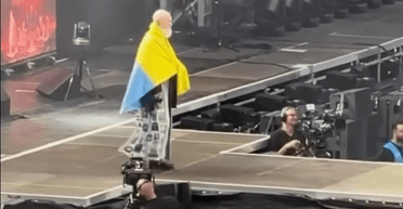 Во время празднования 60-летия Scorpions на сцене появился украинский флаг (видео)