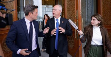 Посланник Путина обещает мир с Украиной и прогнозирует "близкое решение" между РФ и США