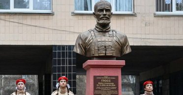 В оккупированном Донецке поставили памятник сыну замглавы ЦРУ Майклу Глоссу