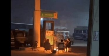 Чоловіки ризикнули життями, розвівши багаття поруч із бензоколонкою: навіщо вони це зробили