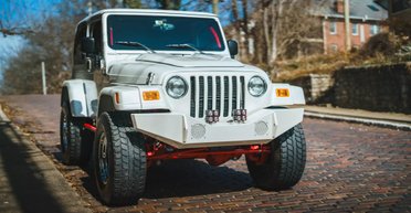 Неприметная ракета: мастера скрестили старый Jeep и Dodge Viper (фото, видео)