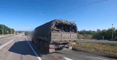 Опять идут колоннами: росСМИ разоблачили движение техники ВС РФ в Курской области (фото)