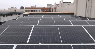 Чи допоможуть сонячні панелі під час відключень світла в Україні: пояснення експерта