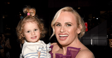 Ребел Вілсон вивела на публіку однорічну доньку (фото)