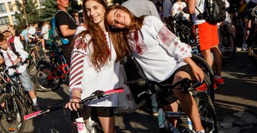 Забудьте про бабусині сукні — дизайнер Андре Тан розповів, що вдягти на Великдень