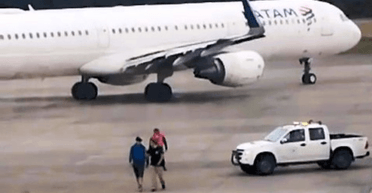 Запізнився, але не здався: пасажир спробував зупинити літак просто на злітній смузі