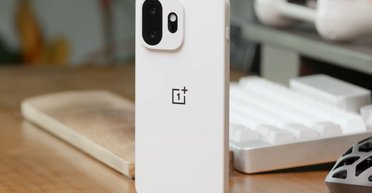 Компактність, флагманська міць і батарея 7500 мАг: огляд OnePlus 15T (відео)