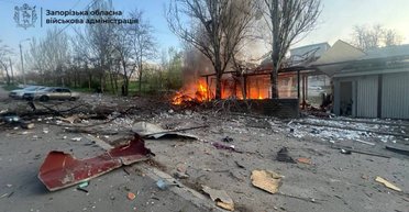 ВС РФ атаковали Запорожье: разрушены остановка, автостоянка, здания, есть погибшие (фото, видео)