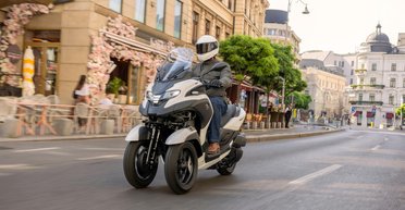 Yamaha випустила нестандартний триколісний скутер із подушкою безпеки (фото)