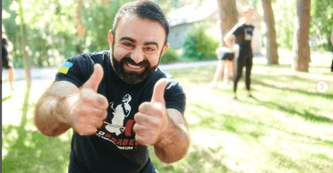 Звезда сериала "Слуга народа" объяснил, почему необходимо бронировать артистов (видео)