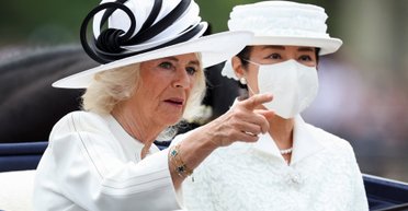 Королева Камілла вразила монохромним вбранням на зустрічі з імператором Японії Нарухіто (фото)