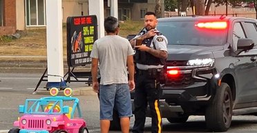 Создавал пробки: полиция задержала пьяного водителя за рулем игрушечного джипа (видео)