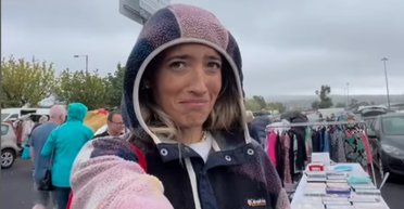 Як заощадити під час кризи: дівчина показала благодійний магазин, де все коштує 1 фунт