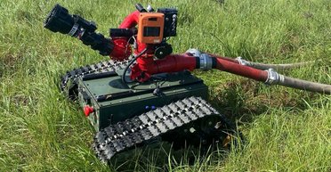 Работает в экстремальных температурах и создает "водную стену": в ВСУ появился робот-пожарный (фото)