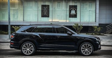 Внедорожный лимузин: в Киеве заметили эксклюзивный британский кроссовер (фото)