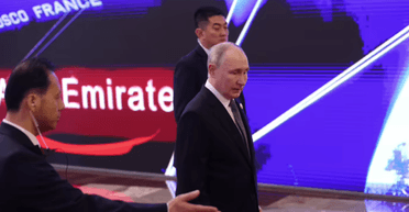 Путін у Пекіні з'явився в супроводі офіцерів із ядерною валізою, — ЗМІ (відео)