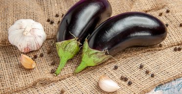 Баклажани з трьома видами сиру та в'яленими томатами: простий рецепт смачної страви