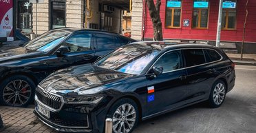 Практичный флагман: в Киеве заметили новейшую семейную Skoda с большим багажником (фото)