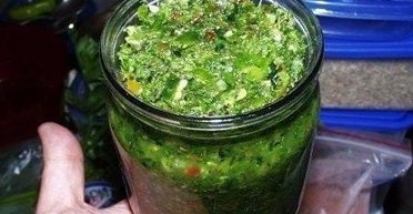 Заготовки на зиму: як приготувати зелену аджику