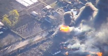 Достали за 20 км: ВСУ взорвали ракетами HIMARS колонну техники РФ на Херсонщине (видео)